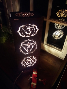 Lampe im Chakra-Design